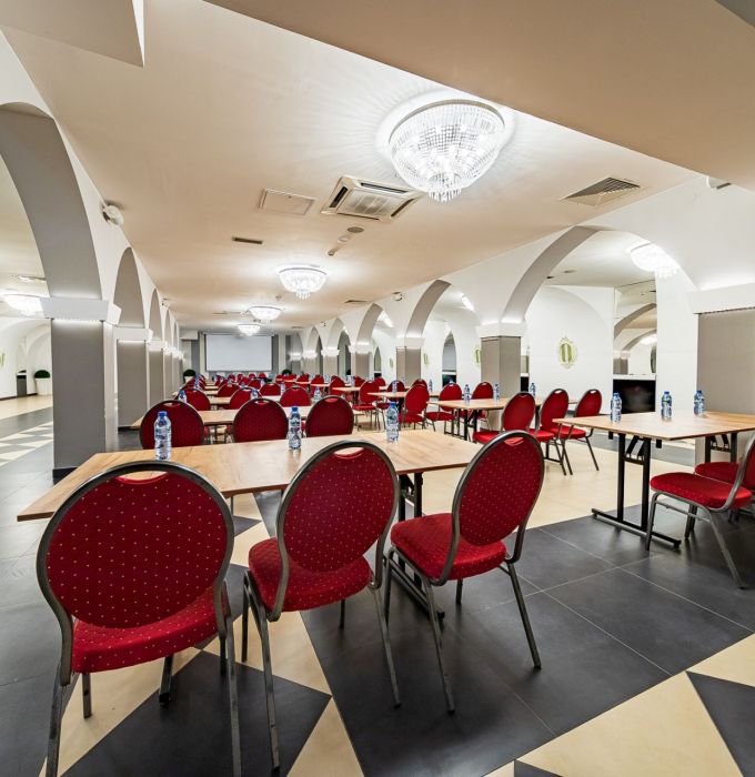 SALA LUSTRZANA