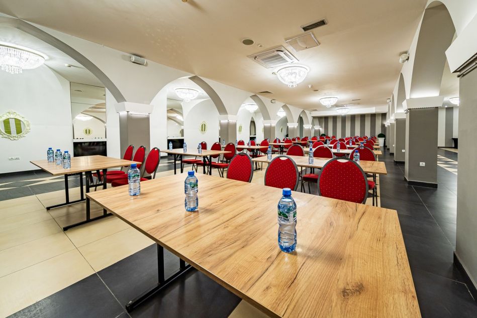 SALA LUSTRZANA
